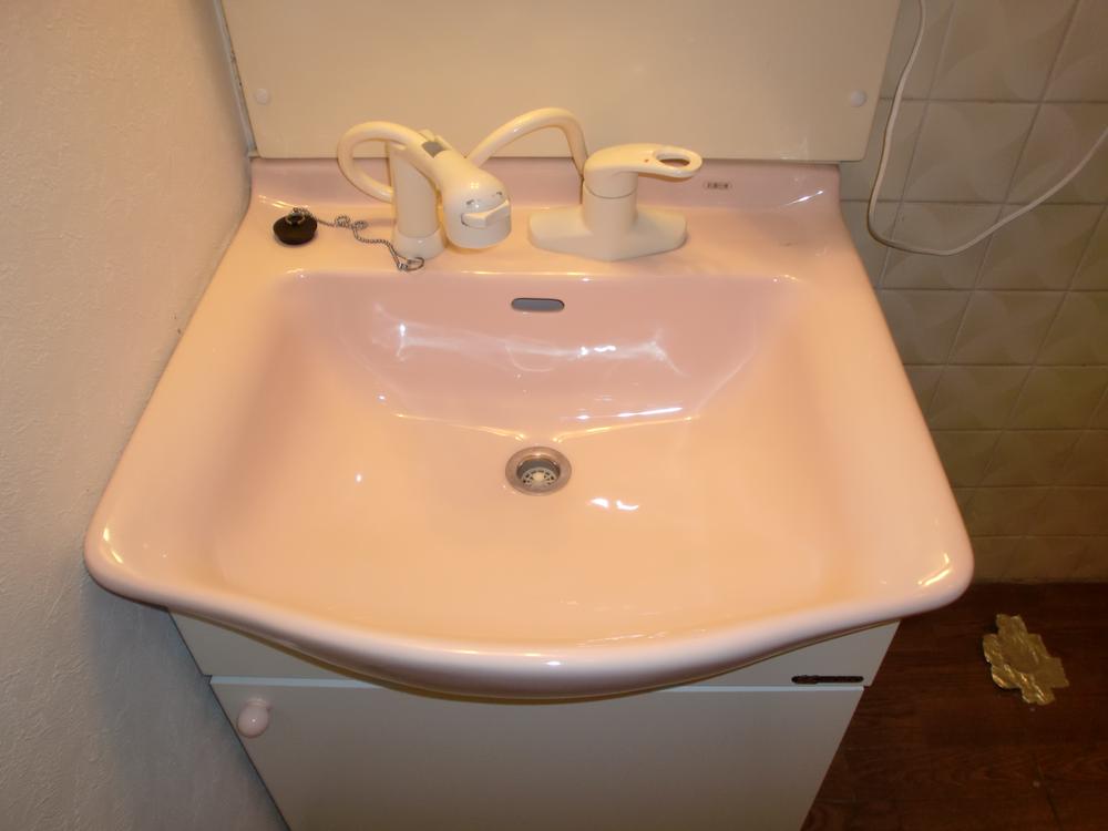 Wash basin, toilet. It is with a shower