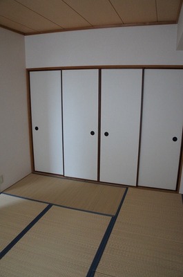 Living and room. Is a Japanese-style closet plenty