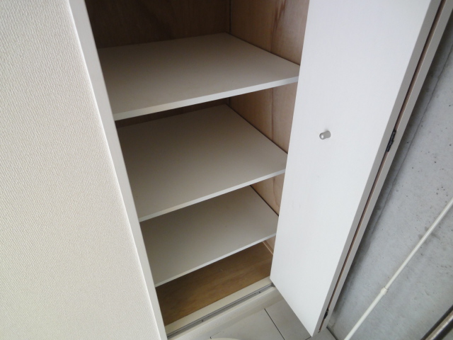 Other room space. Entrance storage! 