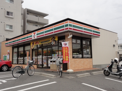Convenience store. Seven-Eleven Sakai Mozuume cho Chomise (convenience store) to 158m