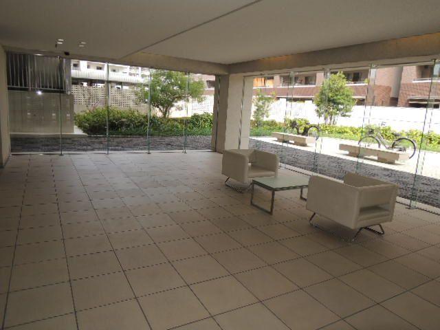 Entrance. Spacious entrance