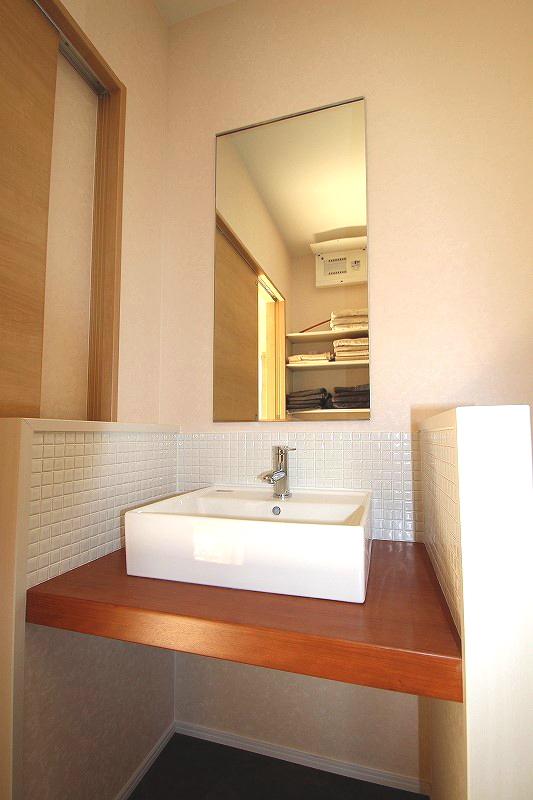 Wash basin, toilet. Indoor (12 May 2013) Shooting Built-in vanity also standard specification.