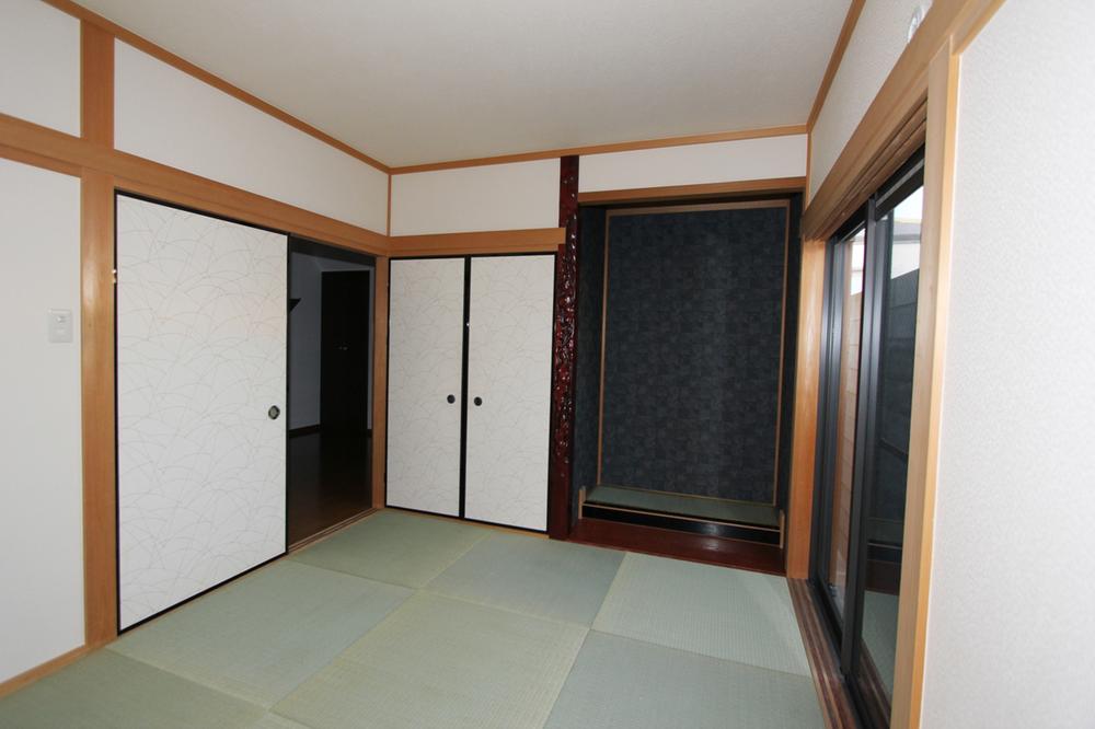 Non-living room. First floor Japanese-style, Tatami is also sliding door also beautiful. 