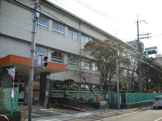 Primary school. Sakai Tatsunishi Mozu to elementary school (elementary school) 703m