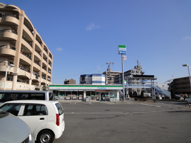 Convenience store. When FamilyMart or Nagasone the town store (convenience store) to 309m