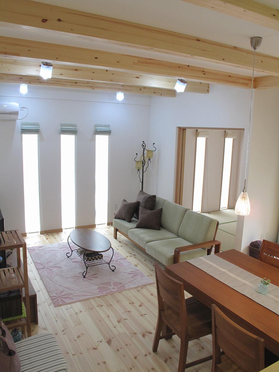 Same specifications photos (living). You can also feel of coolness in the living room of woodgrain.