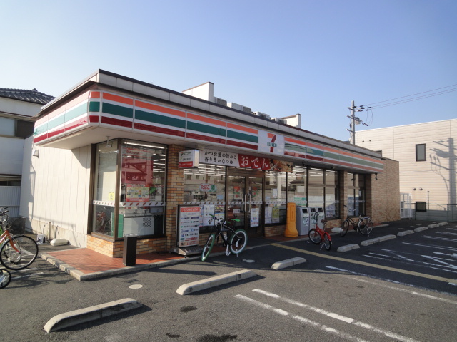 Convenience store. Seven-Eleven Sakai Mozuume cho Chomise (convenience store) to 389m