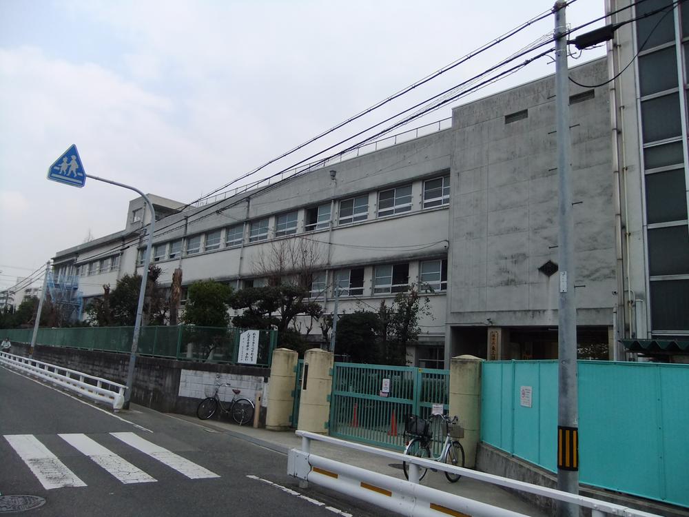 Primary school. 882m until the Sakai Municipal Higashimikuni hill Elementary School