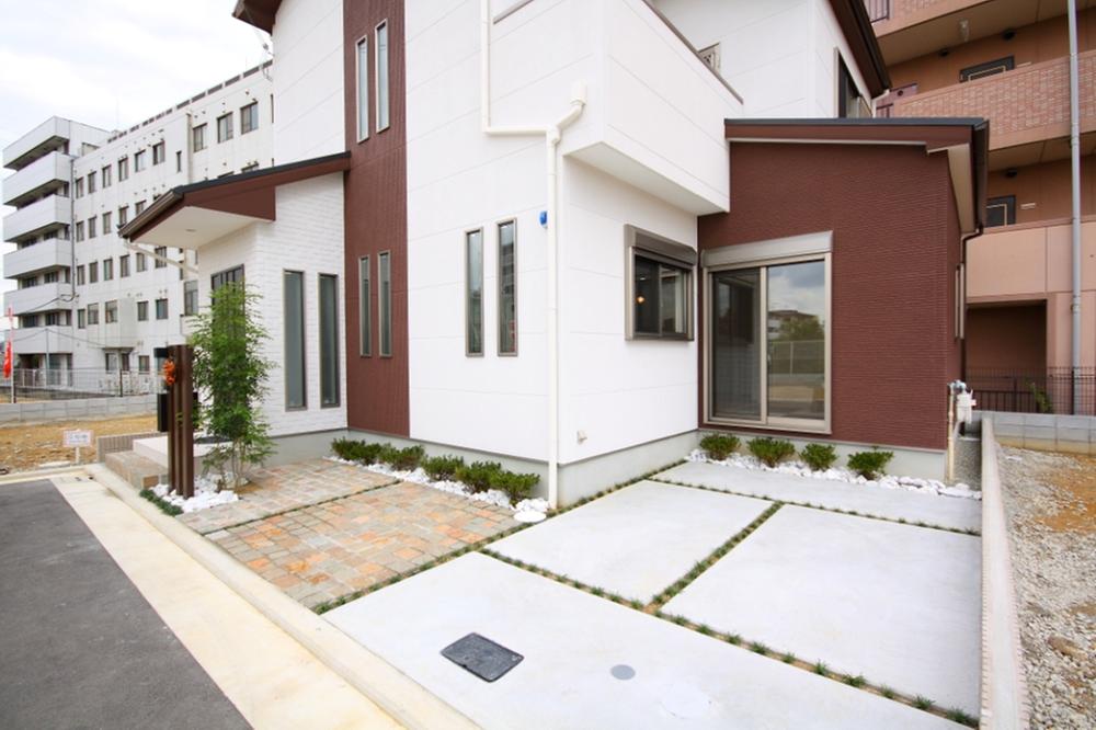 Local appearance photo.  [Model house] Parking space is also firmly secured. Spacious or detached Planning a 1-minute walk from the Midosuji Kitahanada Station.