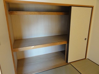 Receipt. Japanese-style storage (closet)