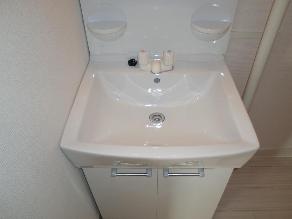 Wash basin, toilet. Is easy to use because the wash basin of wide edge.