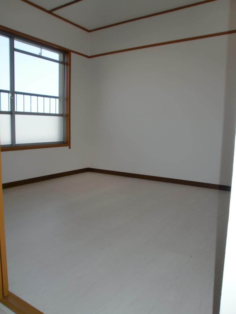 Non-living room. It feels widely There is a feeling of cleanliness in the white floor.