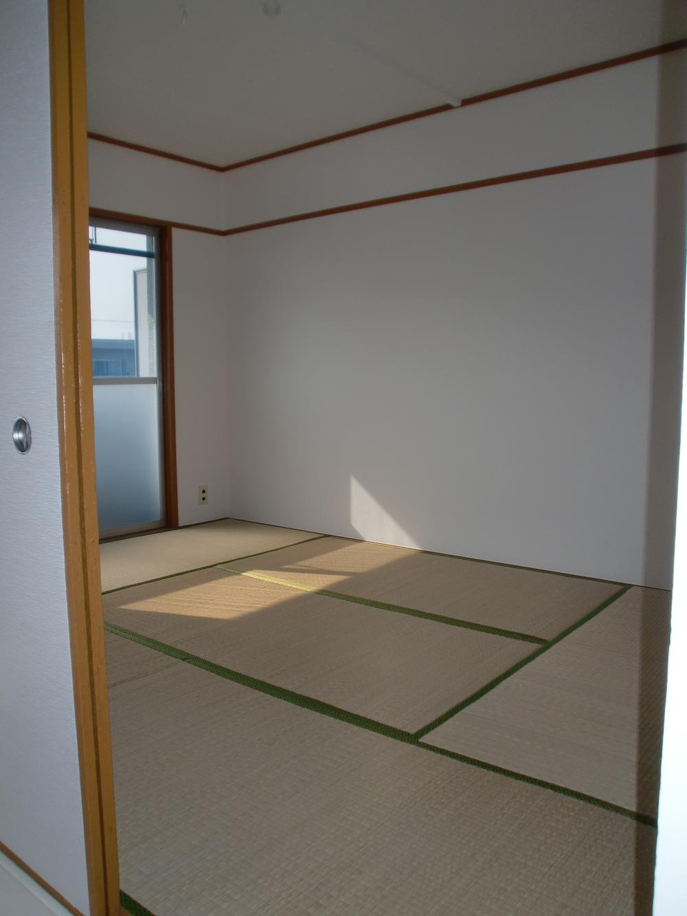 Non-living room. Facing south in the bright Japanese-style room.