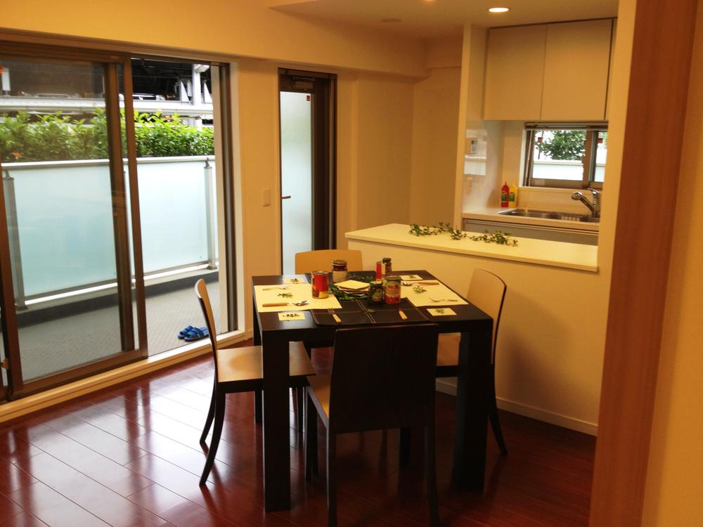 Living. Bright and popular face-to-face kitchen ☆