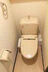 Toilet. It is a warm water washing toilet seat! ! 