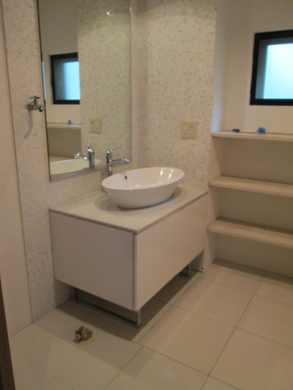 Wash basin, toilet. It is widely easy-to-use also washstand