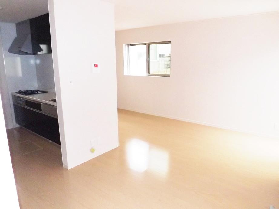 Living. Local photos (living) Comfortable space of all window glazing!