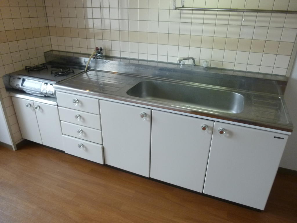 Kitchen. 2-neck is the gas table with