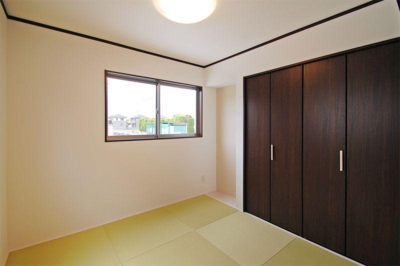 Non-living room. The Japanese-style room is convenient to the tone of the blindfold and the light from the outside on the mounting a sliding door in the standard equipment.