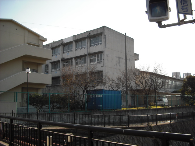Primary school. Sakai Tatsunishi Mozu to elementary school (elementary school) 335m