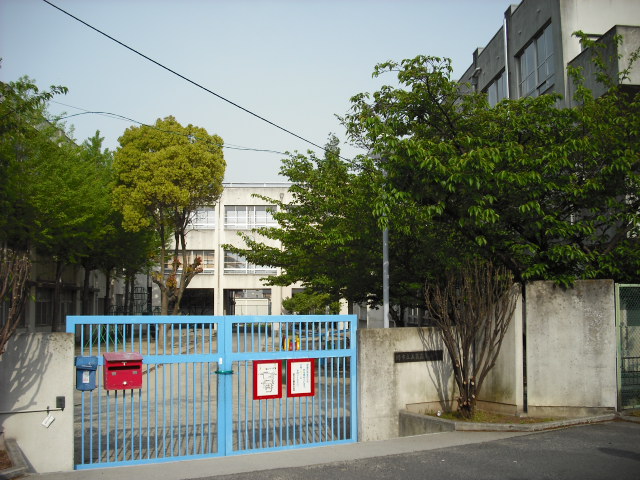 Primary school. Sakaishiritsu Goka Shohigashi to elementary school (elementary school) 664m