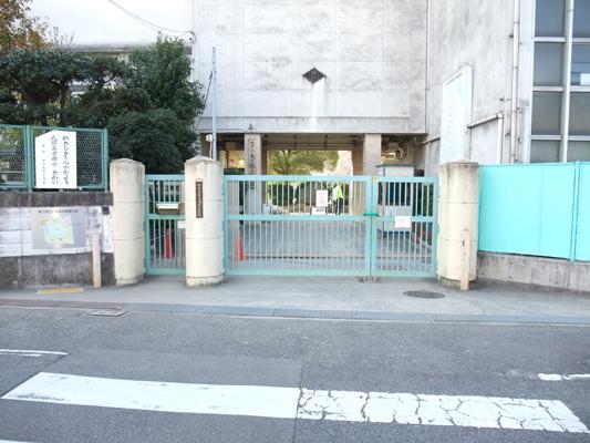Primary school. 960m until the Sakai Municipal Higashimikuni hill Elementary School