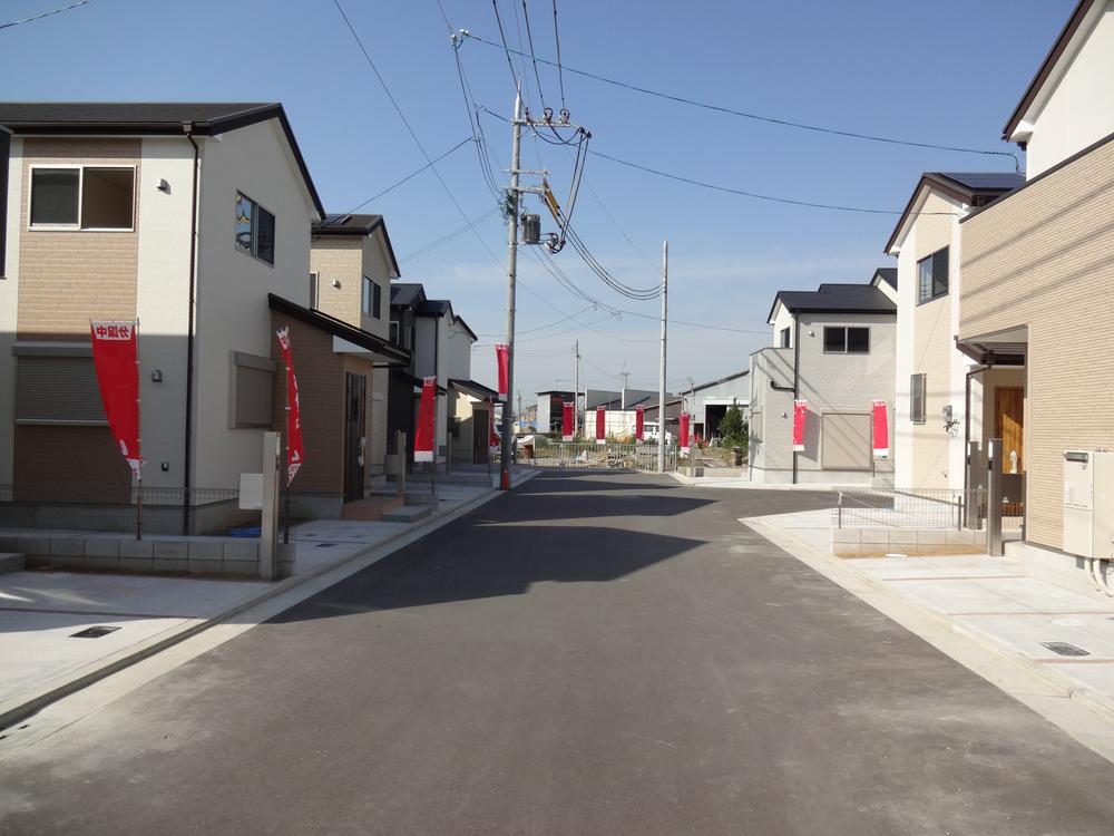 Local photos, including front road. Development subdivision in Front road 6.7m