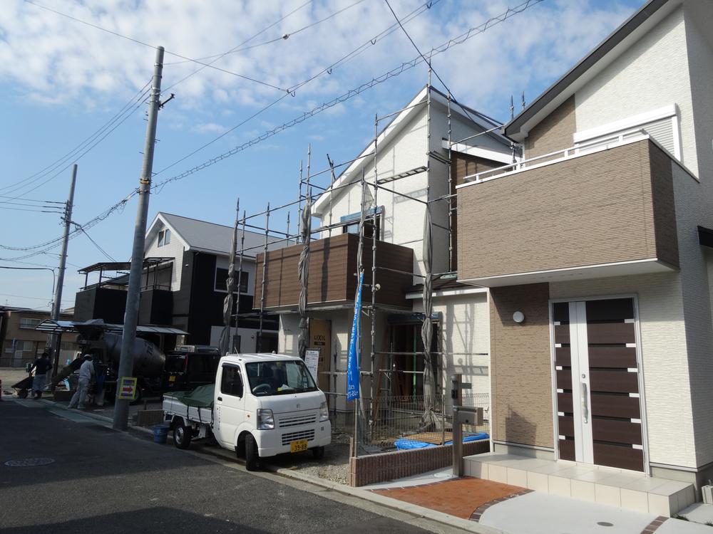 Local photos, including front road. The remaining 1 compartment