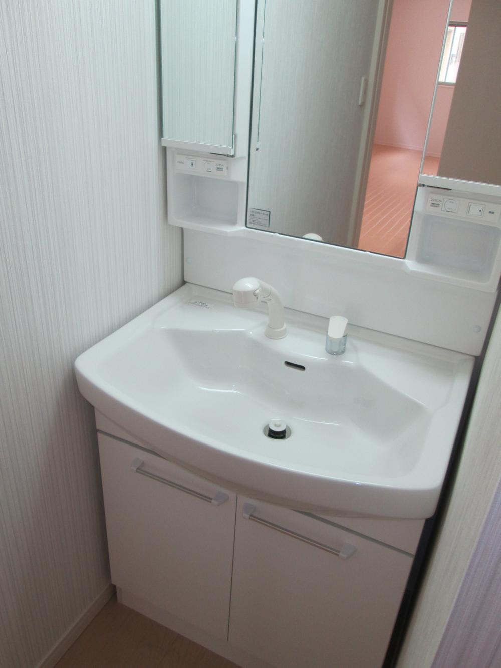 Wash basin, toilet. Shower ・ Three-sided mirror vanity adopted