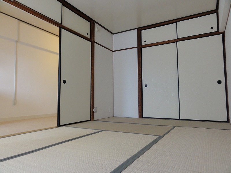 Living and room. Spacious 7.5 quires of Japanese-style room. 
