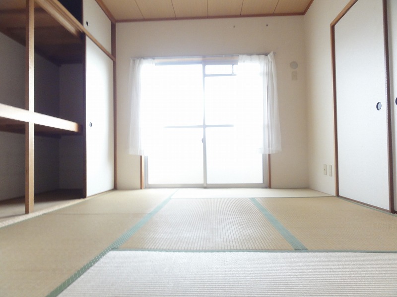 Living and room. It is the state of the Japanese-style room part. 