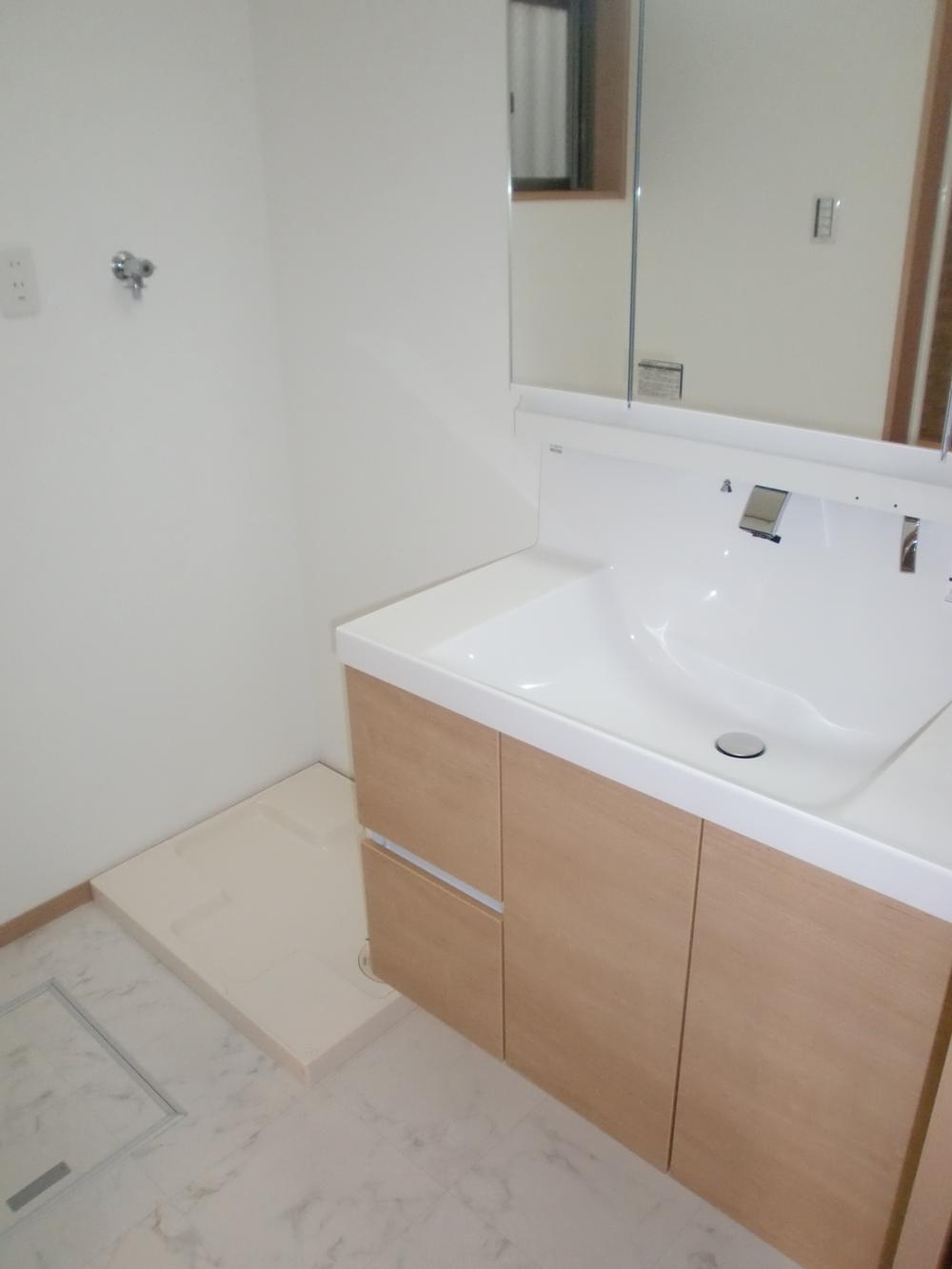 Wash basin, toilet. Room (August 2013) Shooting