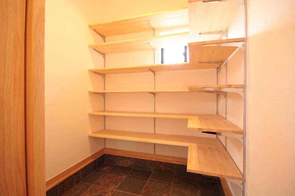 Same specifications photos (Other introspection). The (complete image) shoes-in closet can hold a lot of your family and guests of your footwear. Also, In a wide space