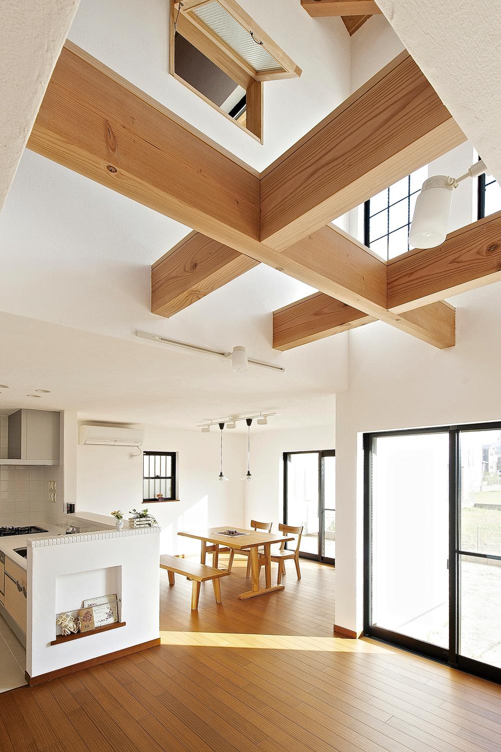 Same specifications photos (living). Produce a sense of open by (complete image) atrium