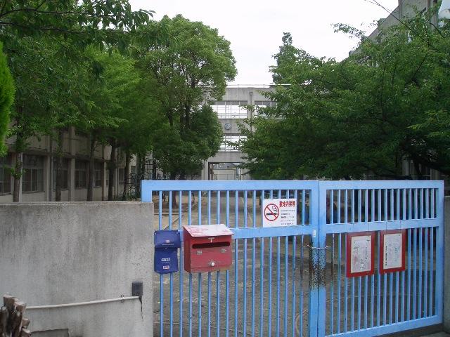 Primary school. Sakaishiritsu Goka Shohigashi to elementary school 945m