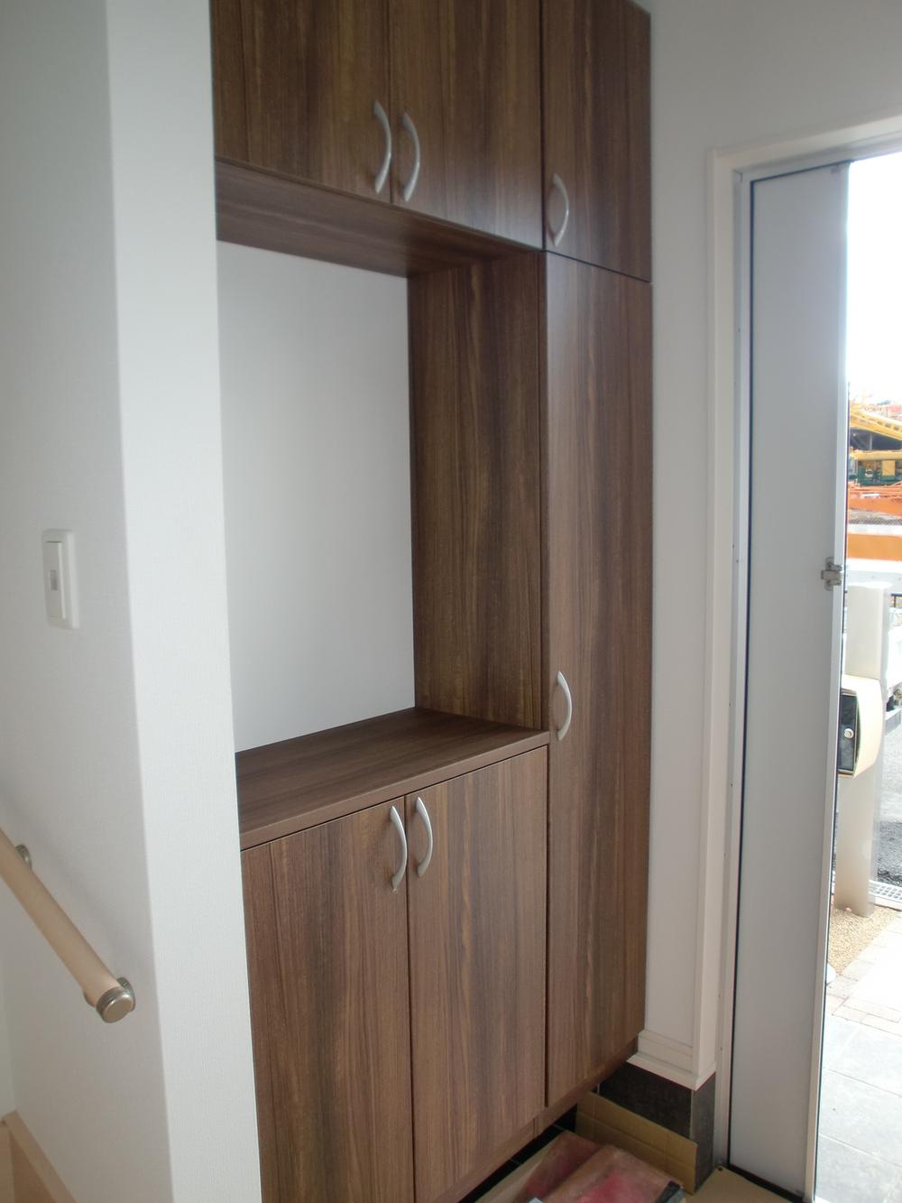 Entrance. Entrance even if many storage places clean.