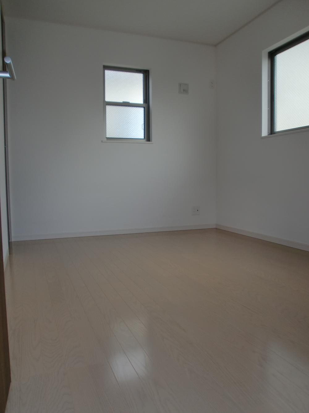 Non-living room. There is also a relaxing space.