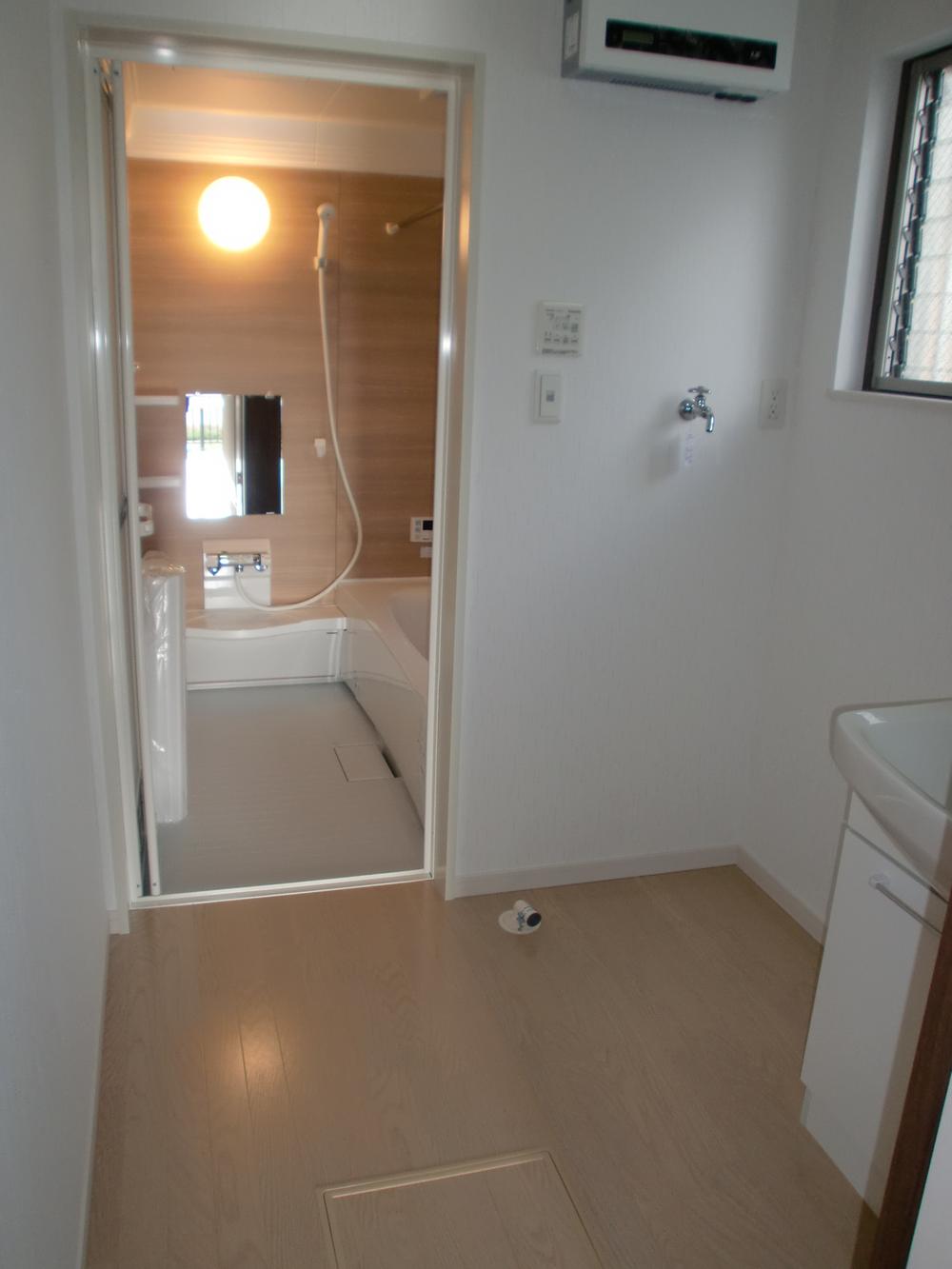 Wash basin, toilet. Spacious washroom.