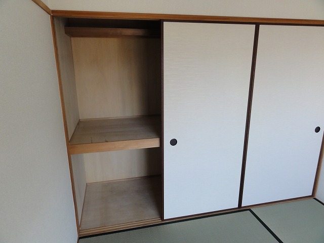 Receipt. Japanese-style storage (closet)