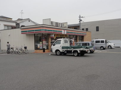 Convenience store. Seven-Eleven Sakai Mozuume cho Chomise (convenience store) to 249m