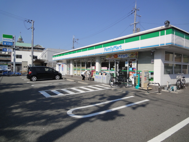 Convenience store. When FamilyMart or Kitahanada store (convenience store) to 572m