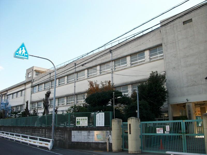 Primary school. 567m until the Sakai Municipal Higashimikuni hill Elementary School