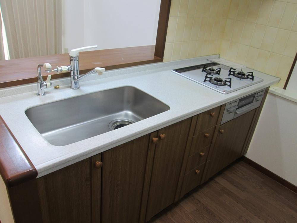 Kitchen. Since it has adopted face-to-face kitchen, Eye will Ikitodoki even if he has small children.