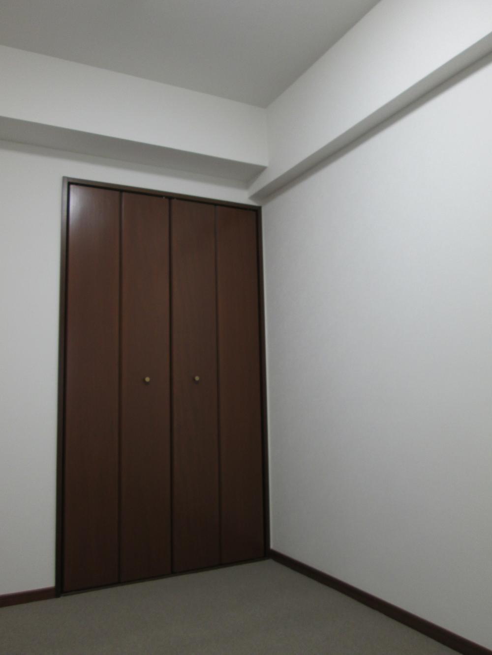 Non-living room. It is beautiful because the renovation of already.