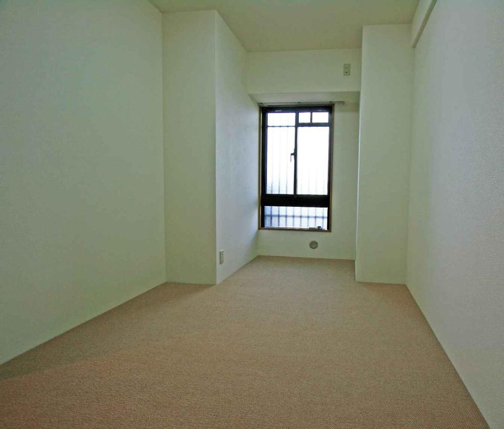 Non-living room. Bright carpeted rooms.