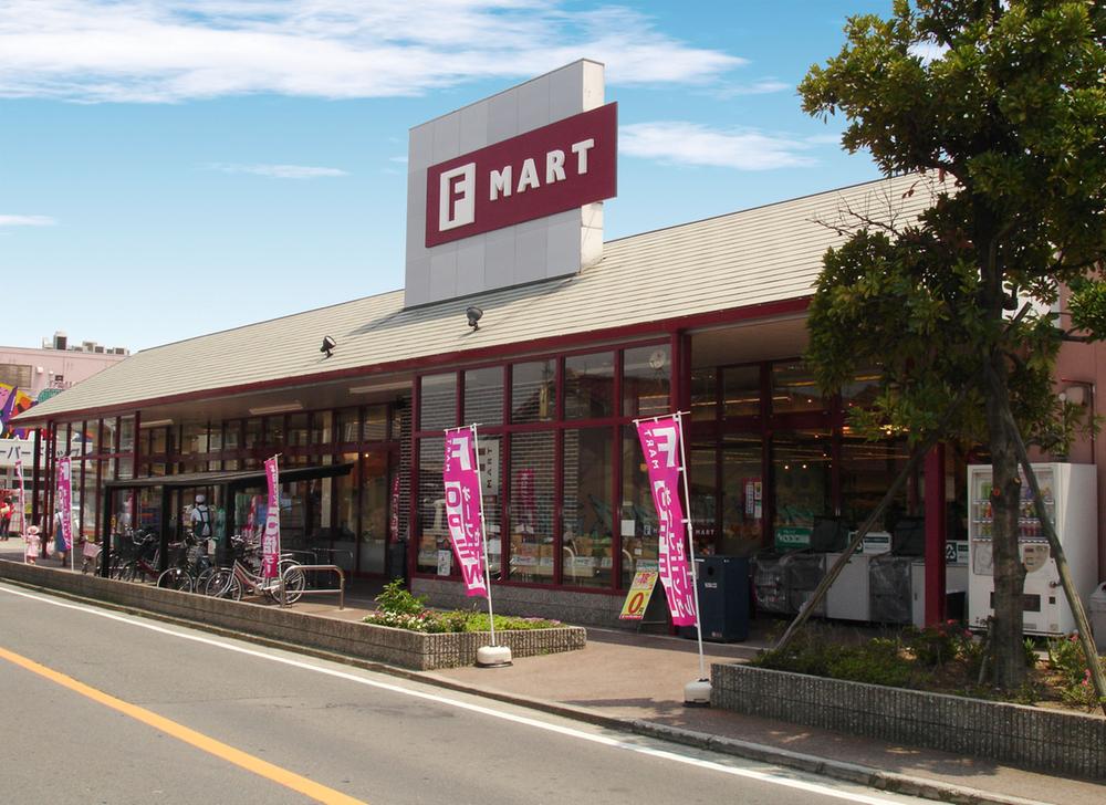 Supermarket. F MART Bodhi the town to the store 1297m