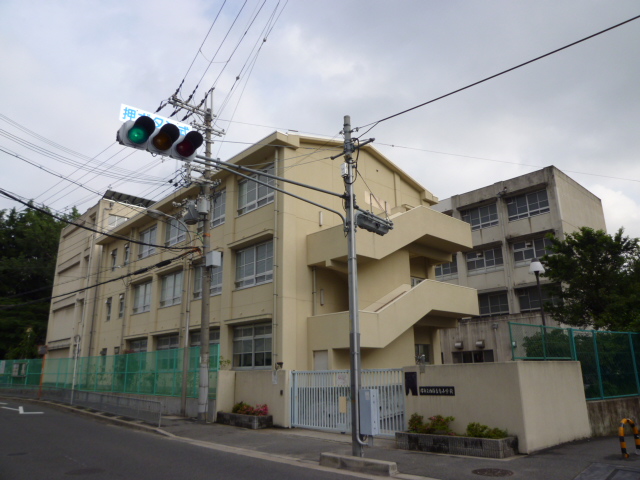 Primary school. Sakai Tatsunishi Mozu to elementary school (elementary school) 718m