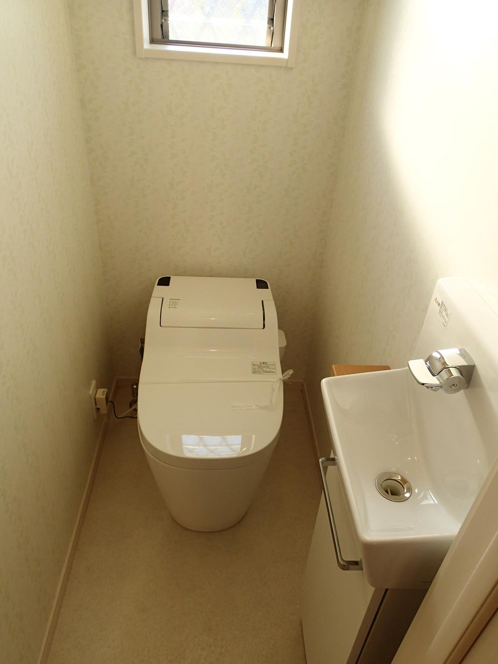 Toilet. Indoor (12 May 2012) shooting Panasonic: La Uno