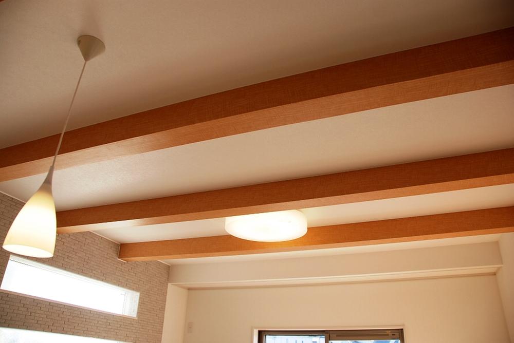 Model house photo. LDK ceiling (show beams specification)