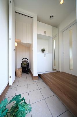 Entrance.  ☆ No. 5 land model house ☆ Entrance storage space preeminent! ! Can be stored, such as stroller (# ^. ^ #)